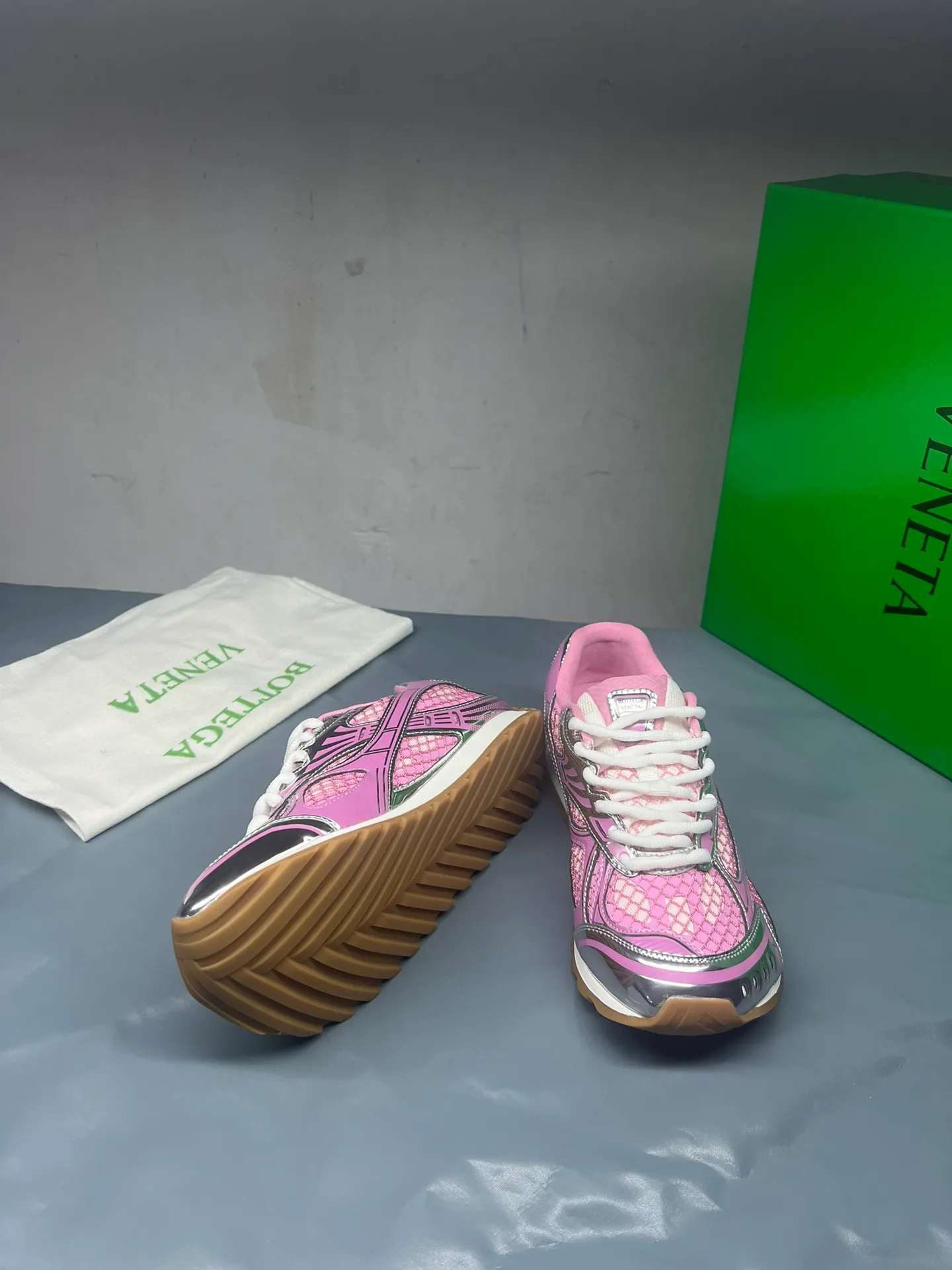 👟👟Ex-factory price 600👟👟 Men's size +10 Real photos 🔥🔥BV Orbit sneakers Wang Yibo's same style couple's dad shoes Runner sneakers, made of lightweight technical mesh fabric. Matched with geometric pattern designed rubber outsole, Wang Zha series high version. Look for the package technology. It is actually a lot taller, but the legs are still slim. Very nice, playable and durable. Matched to the standard💯 Package shoe technology. Look for the high version. The outsole is made of color-blocked TPU outsole. Women's model 35 36 37 38 39 40 41 42 (40 41 42 43 44 45 customized) (Customer logo can be accepted without refund or exchange at a favorable price) Equipped with original packaging